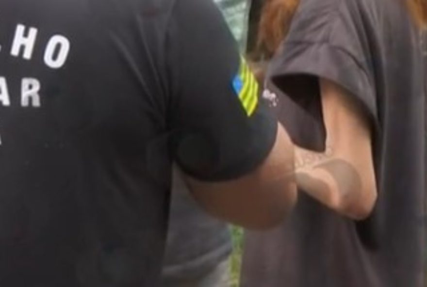 mae-e-padrasto-sao-presos-por-tortura-e-carcere-de-adolescente-em-goiania