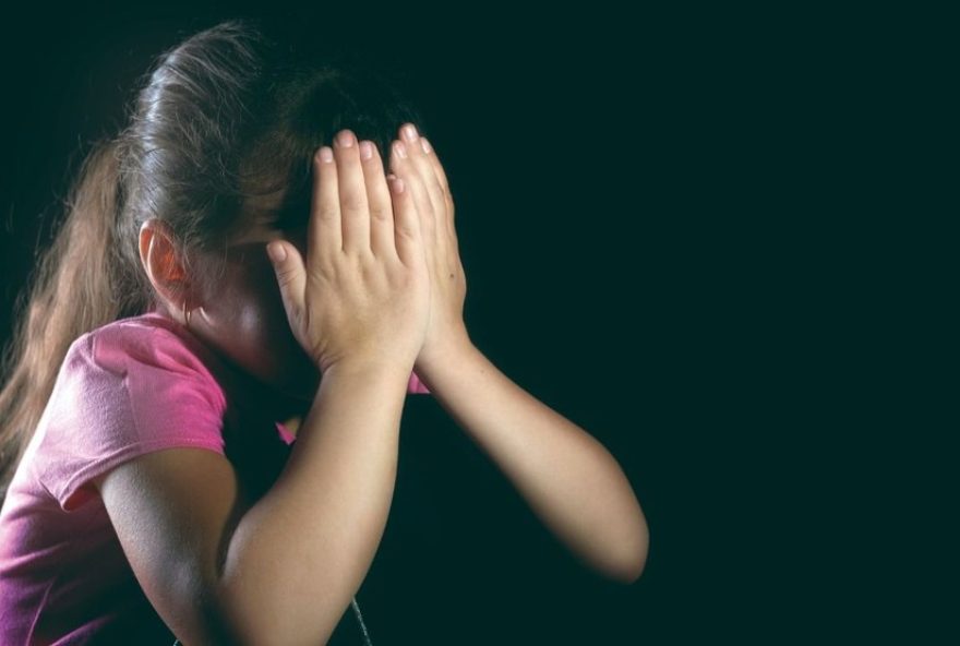 mae-e-presa-por-espancar-filha-de-11-anos-por-mexer-no-celular3A-caso-de-maus-tratos-no-df.-crianca-encontrada-com-marcas-de-agressoes mae-e-presa-por-espancar-filha-de-11-anos-por-mexer-no-celular3A-caso-de-maus-tratos-no-df.-crianca-encontrada-com-marcas-de-agressoes