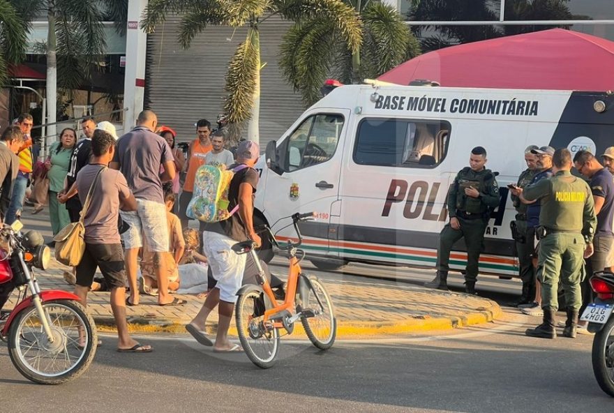 mae-encontra-filho-morto-em-avenida-de-juazeiro-do-norte3A-jovem-assassinado-a-tiros