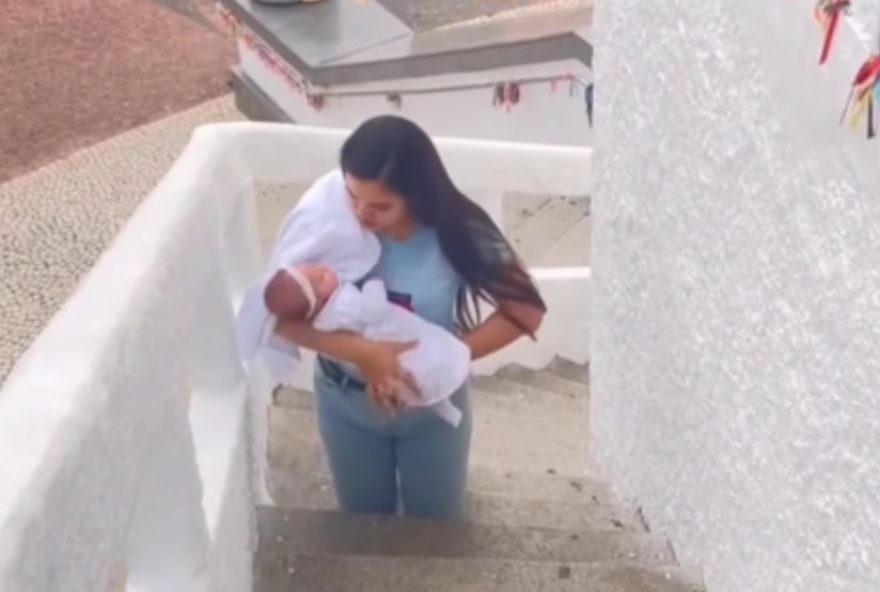 mae-paga-promessa-ao-padre-cicero-subindo-escadas-com-bebe-nos-bracos mae-paga-promessa-ao-padre-cicero-subindo-escadas-com-bebe-nos-bracos