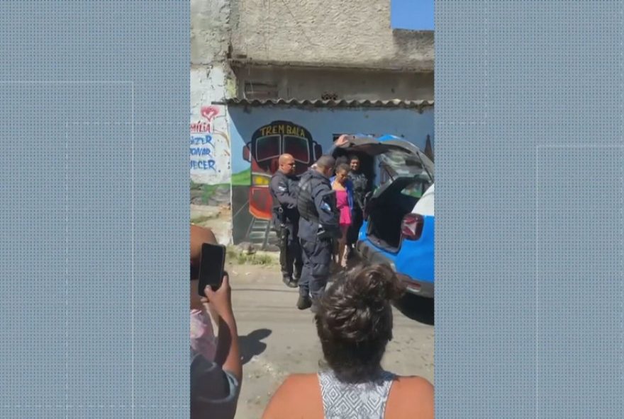 mae-presa-por-morte-de-filha-no-rj2C-filhos-expostos-a-ambiente-insalubre