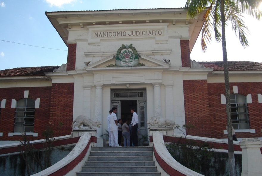 mae-que-matou-filha-de-7-anos-e-transferida-para-hospital-psiquiatrico-em-mg