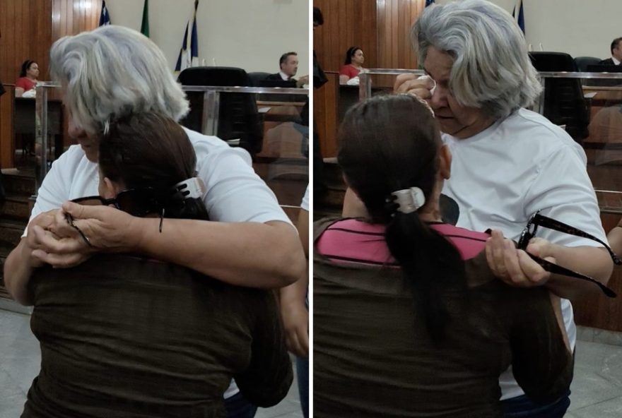 maes-se-abracam-apos-julgamento-de-homicidio-de-motorista-de-onibus3B-gesto-emociona-video0A0A