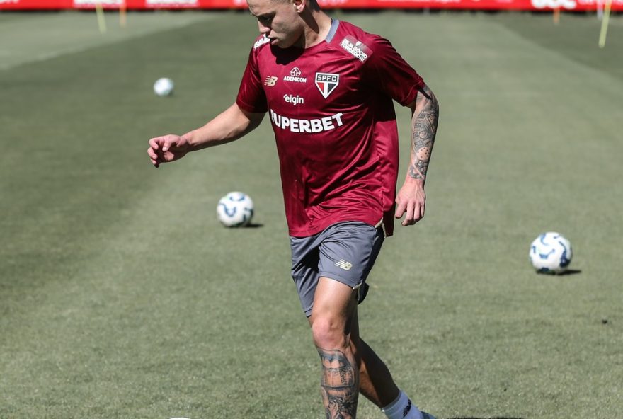 maik2C-promessa-da-lateral2C-esta-pronto-para-ajudar-sao-paulo2C-diz-tecnico-do-sub-20.-confira