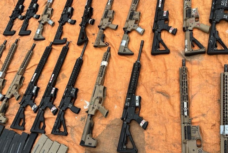 maior-apreensao-de-fuzis-na-bahia3A-caseiro-preso-com-22-armas-em-sitio
