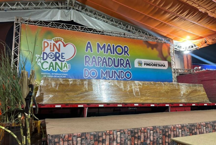 maior-rapadura-do-brasil-quebrada-com-britadeira-em-festival-no-ceara