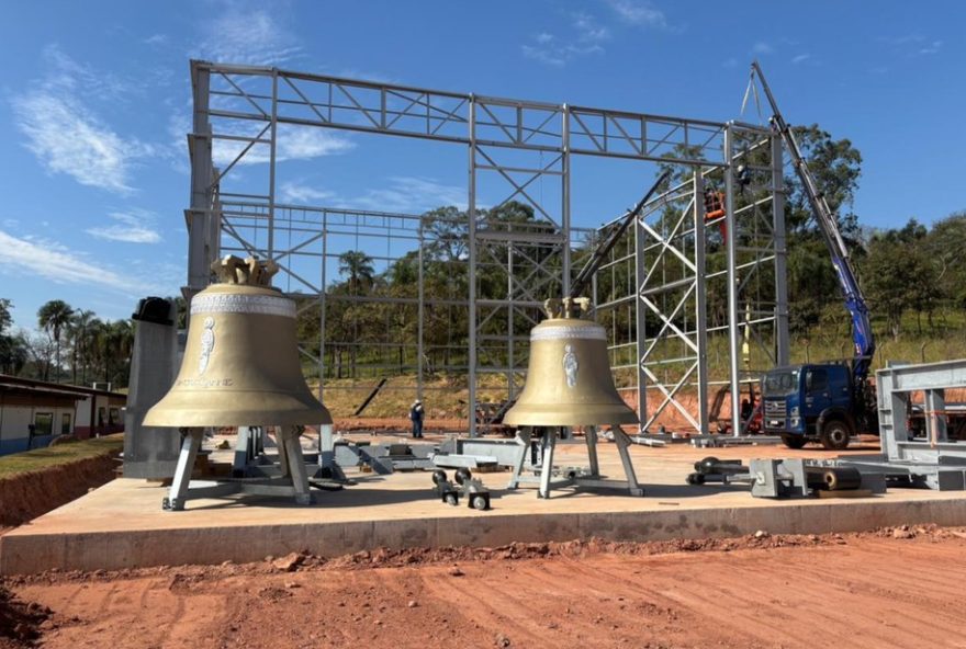 maior-sino-do-mundo-chega-a-trindade3A-veja-detalhes-do-abrigo-provisorio-e-campanario-definitivo