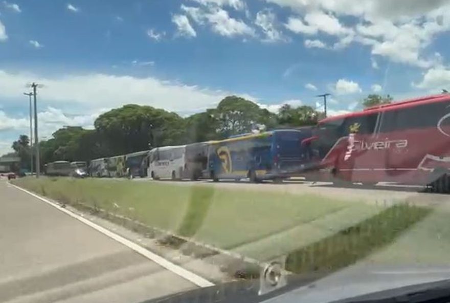 mais-de-100-onibus-de-torcedores-do-botafogo-rumo-a-final-da-libertadores