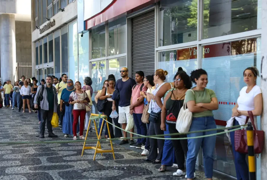 mais-de-42-mil-candidatos-participam-das-provas-discursivas-do-cnu-2025-neste-domingo
