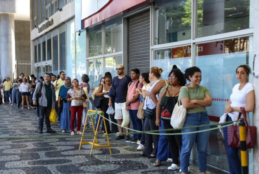 mais-de-42-mil-candidatos-realizam-provas-discursivas-do-cnu-2025-neste-domingo-1