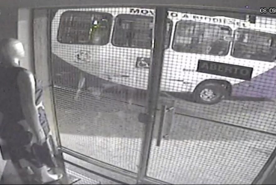 mal-subito-de-motorista-causa-acidente-em-campinas3A-onibus-atinge-lojas