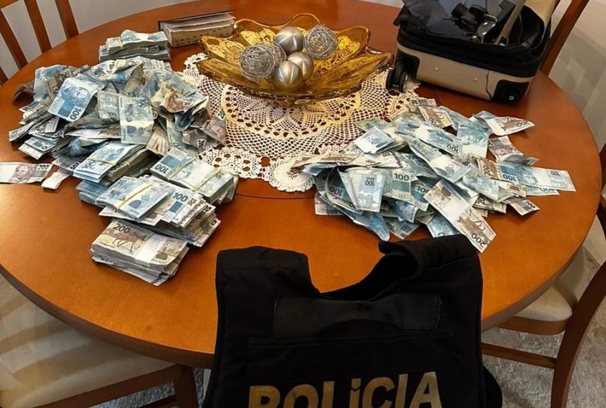 mala-com-mais-de-400-mil-reais-e-jogada-durante-operacao-que-investiga-rioprevidencia-e-banco-master mala-com-mais-de-400-mil-reais-e-jogada-durante-operacao-que-investiga-rioprevidencia-e-banco-master