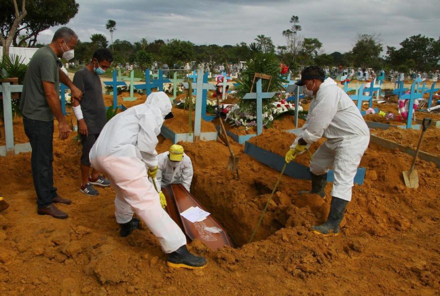 manaus-mortes-enterro