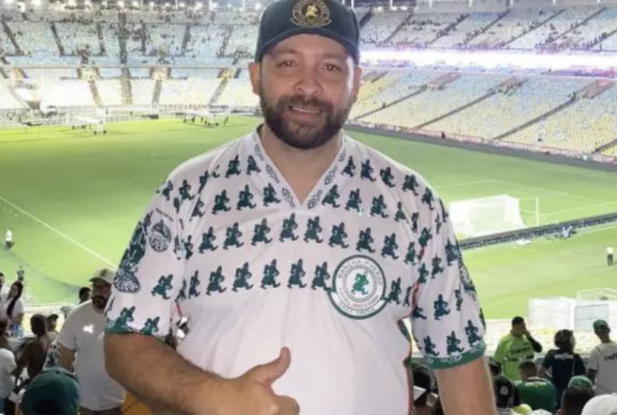 O presidente da Mancha Verde, Jorge Luiz Sampaio Santo. Foto: Reprodução/Redes Sociais
... Leia mais em https://www.cartacapital.com.br/esporte/policia-faz-operacao-e-tenta-prender-nucleo-da-torcida-organizada-mancha-verde/. O conteúdo de CartaCapital está protegido pela legislação brasileira sobre direito autoral. Essa defesa é necessária para manter o jornalismo corajoso e transparente de CartaCapital vivo e acessível a todos