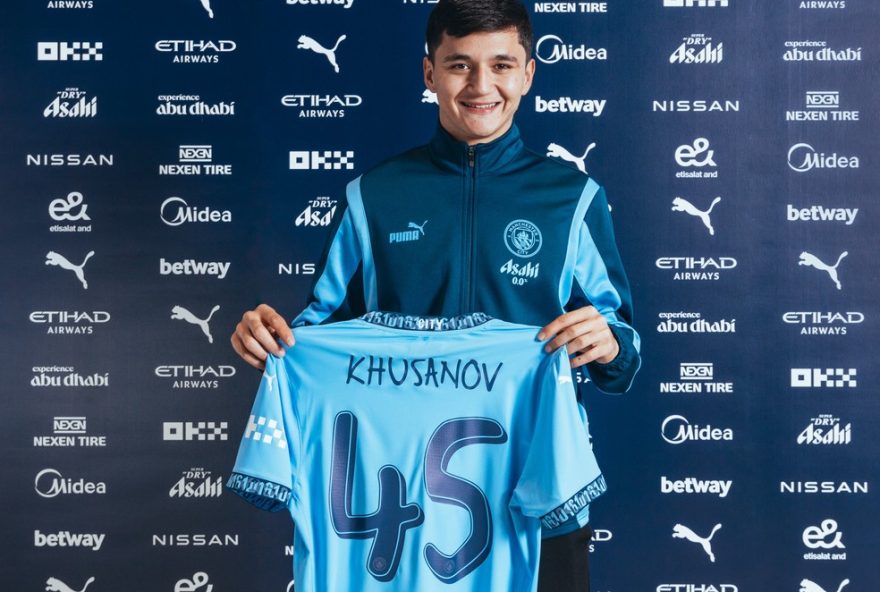 manchester-city-anuncia-a-contratacao-milionaria-do-zagueiro-uzbeque-abdukodir-khusanov2C-de-20-anos2C-para-reforcar-sua-defesa