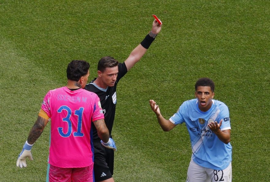 manchester-city-vence-wydad-casablanca-com-expulsao-polemica3A-rico-lewis-recebe-cartao-vermelho-direto.-proximo-desafio-contra-al-ain-na-copa-do-mundo-de-clubes