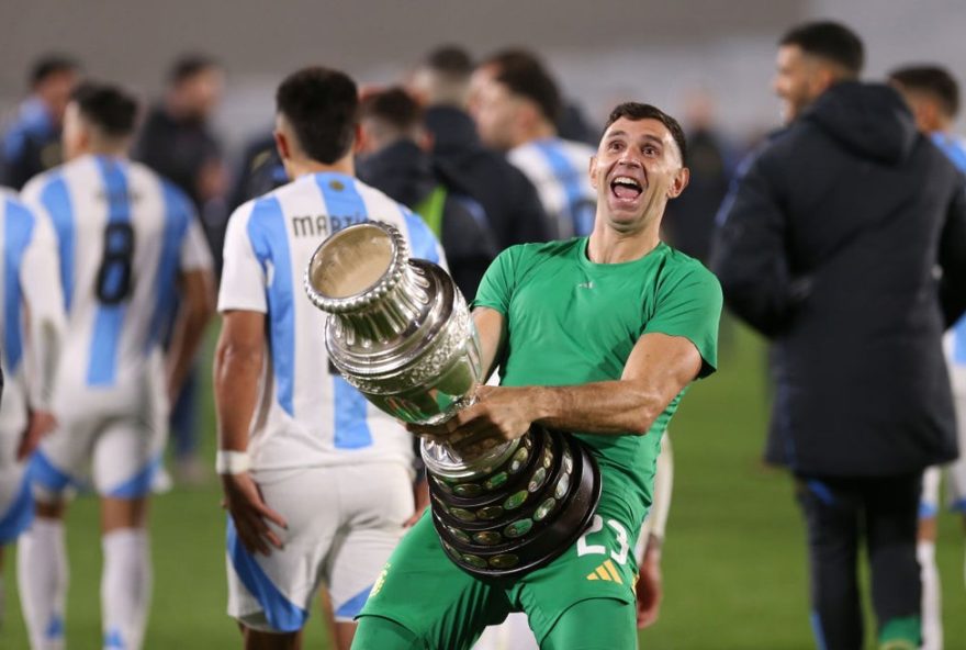 manchester-united-fecha-acordo-com-dibu-martinez-e-negocia-com-aston-villa-por-goleiro-argentino