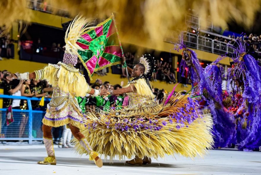 mangueira-aposta-na-amazonia-negra-com-enredo-sobre-mestre-sacaca.-em-busca-do-titulo-de-20262C-verde-e-rosa-homenageia-as-tradicoes-afro-indigenas