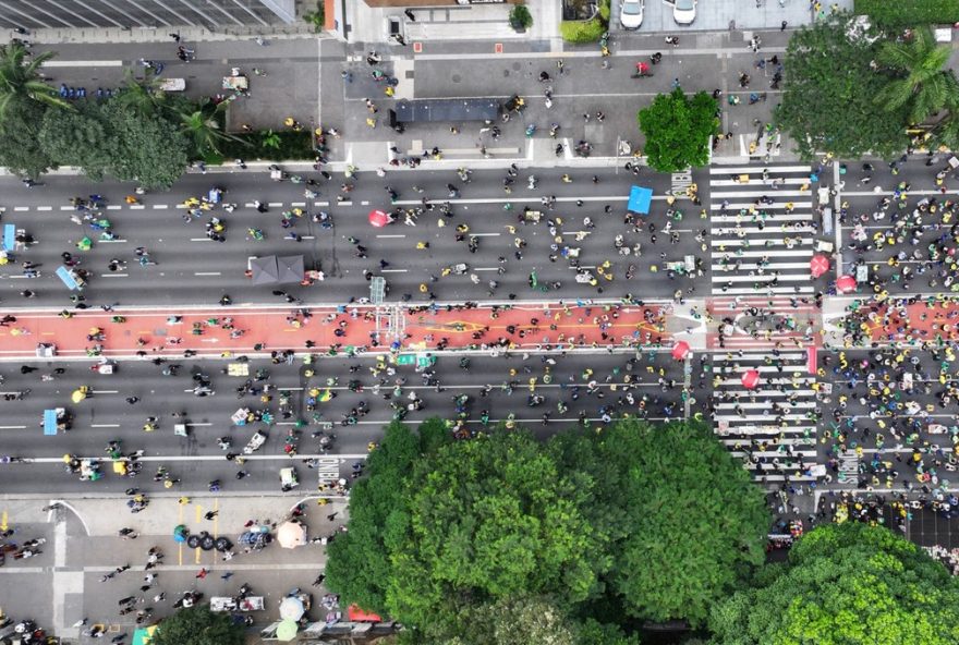 manifestacao-a-favor-da-anistia-com-bolsonaro-reune-442C9-mil-na-paulista3A-metodo-de-contagem-com-drones