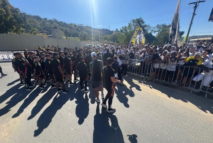 manifestacao-da-organizada-do-atletico-mg-na-cidade-do-galo-antes-de-viagem-para-enfrentar-o-flamengo3A-apoio-e-cobranca-em-busca-de-vitorias