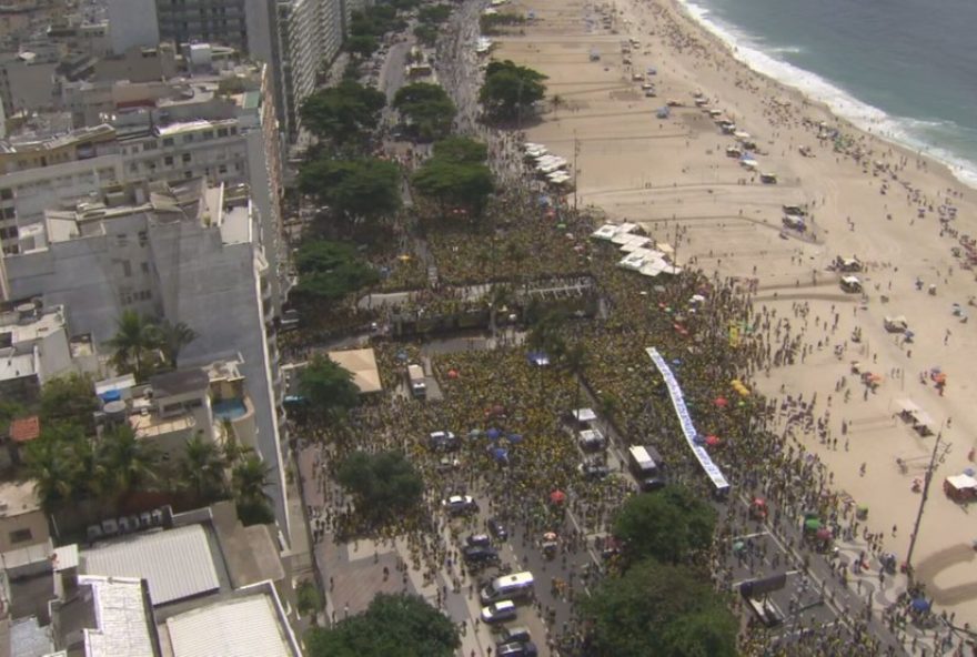 manifestacao-em-copacabana-pede-anistia-para-condenados-do-82F1-ao-lado-de-bolsonaro