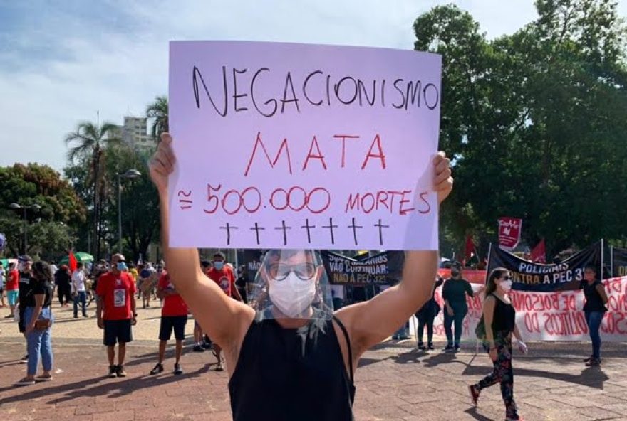 manifestacao-em-goiania-critica-postura-de-bolsonaro-durante-pandemia