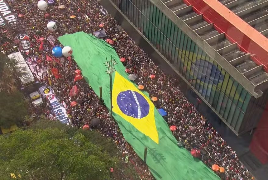manifestacao-na-avenida-paulista3A-bandeira-do-brasil-substitui-a-dos-eua-em-ato-politico