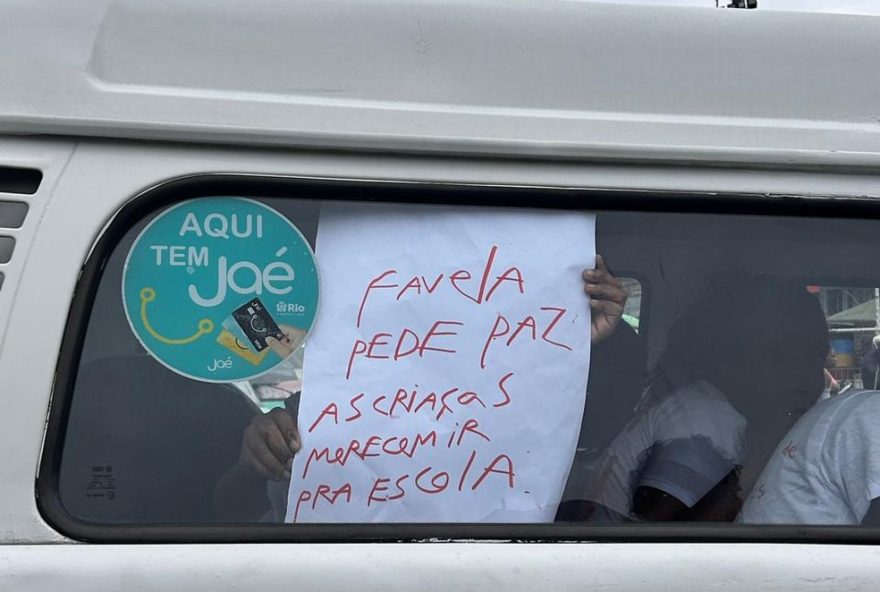 manifestacao-na-penha3A-moradores-e-politicos-protestam-contra-violencia-e-mortes-no-rio-de-janeiro