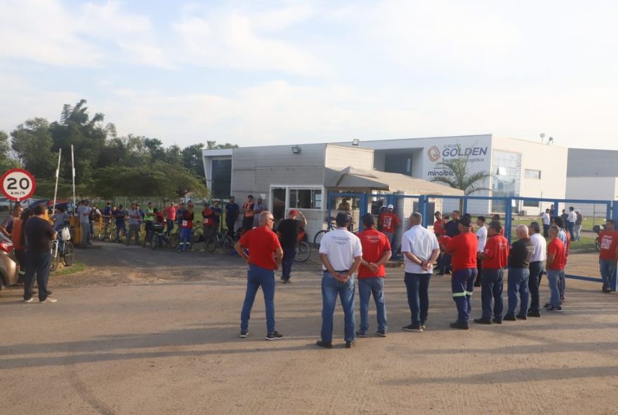 manifestacao-por-seguranca-apos-morte-de-trabalhador-em-pindamonhangaba3A-sindicato-e-funcionarios-exigem-medidas-urgentes