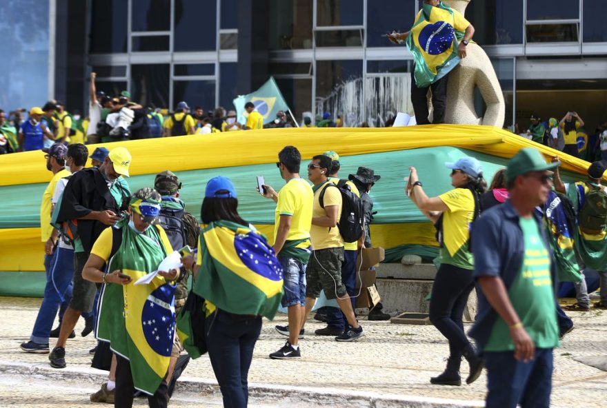 Marcela da Silva Morais Pinno disse nunca ter visto manifestação tão violenta e agressiva como a dos vândalos que participaram dos atos golpistas do 8 de janeiro.

(Foto: Reprodução/ Agência Brasil )