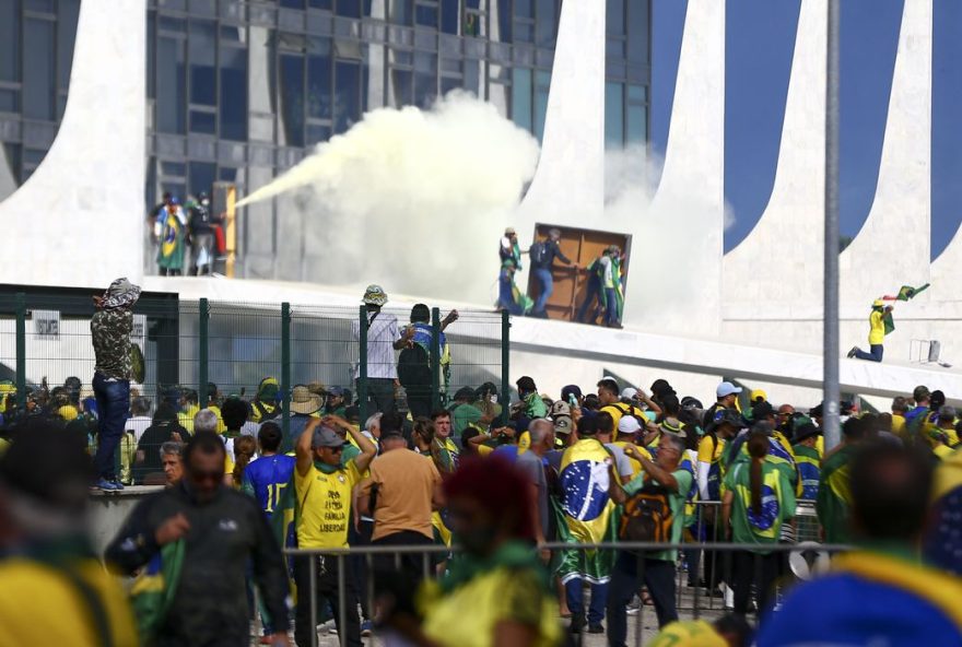 Golpistas vandalizando o Planalto