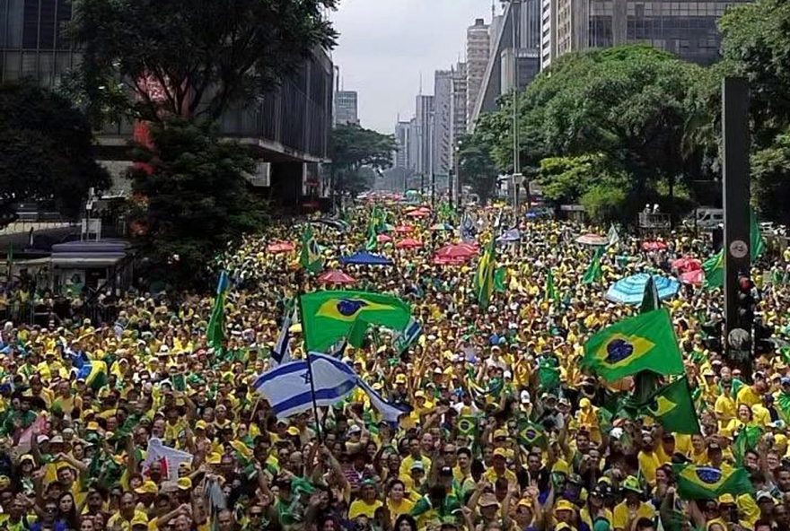 Manifestantes vestidos nas cores verde e amarelo ocupam a Avenida Paulista durante o ato pró-Bolsonaro. Manifestantes vestidos nas cores verde e amarelo ocupam a Avenida Paulista durante o ato pró-Bolsonaro.