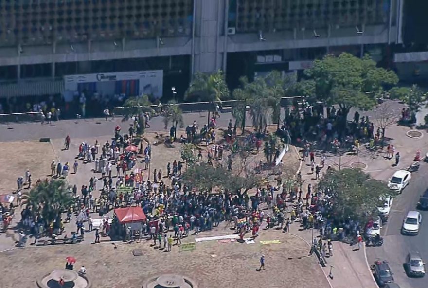 manifestacoes-em-brasilia3A-direita-e-esquerda-debatem-anistia-e-soberania-no-7-de-setembro