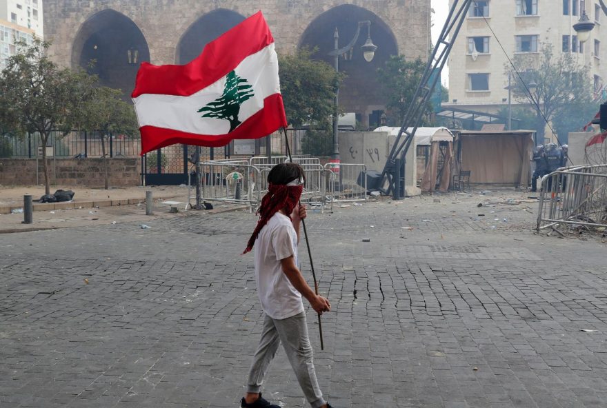 manifestante-caminha-com-bandeira-libanesa-durante-protesto-em-beirute-1596899166679_v2_1500x1125 (1)