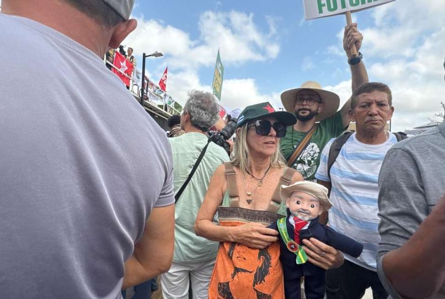 manifestante-carrega-mini-lula-na-cop30-em-belem manifestante-carrega-mini-lula-na-cop30-em-belem