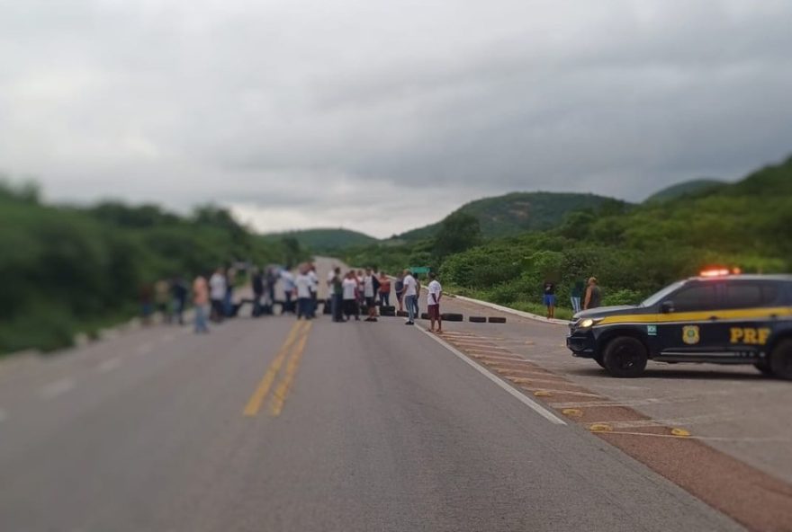 manifestantes-bloqueiam-br-116-em-salgueiro3A-prf-orienta-desvios