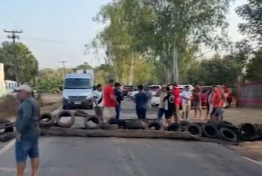 manifestantes-bloqueiam-ma-014-na-baixada-maranhense3A-trafego-congestionado-exigiu-atencao-as-obras