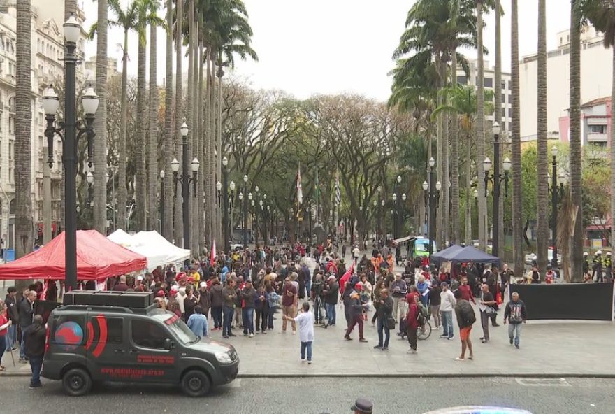 manifestantes-distribuem-alimentos-e-protestam-contra-fome-na-praca-da-se-em-sp