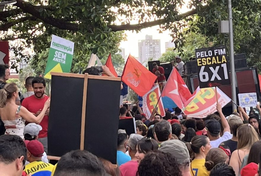 manifestantes-em-goiania-protestam-contra-pec-da-blindagem-e-anistia