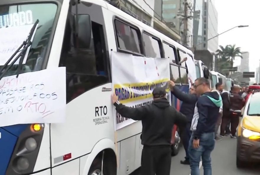 manifestantes-interditam-faixa-da-av.-juscelino-kubitschek-em-sp-por-atraso-de-pagamentos-de-motoristas-de-micro-onibus