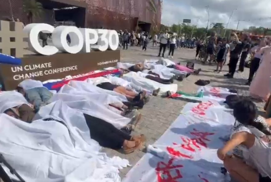 manifestantes-mexicanos-deitados-em-protesto-na-cop-30-por-justica-ambiental