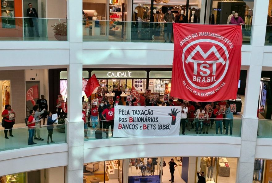 manifestantes-pedem-taxacao-de-bilionarios-em-shopping3A-justica-fiscal-em-debate