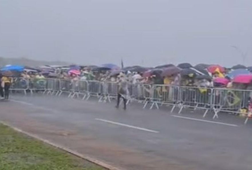 manifestantes-pro-bolsonaro-sao-atingidos-por-raio-no-brasil2C-deixando-89-feridos manifestantes-pro-bolsonaro-sao-atingidos-por-raio-no-brasil2C-deixando-89-feridos