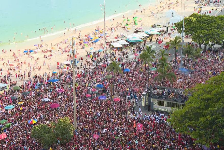 manifestantes-protestam-contra-o-pl-da-dosimetria-em-copacabana manifestantes-protestam-contra-o-pl-da-dosimetria-em-copacabana
