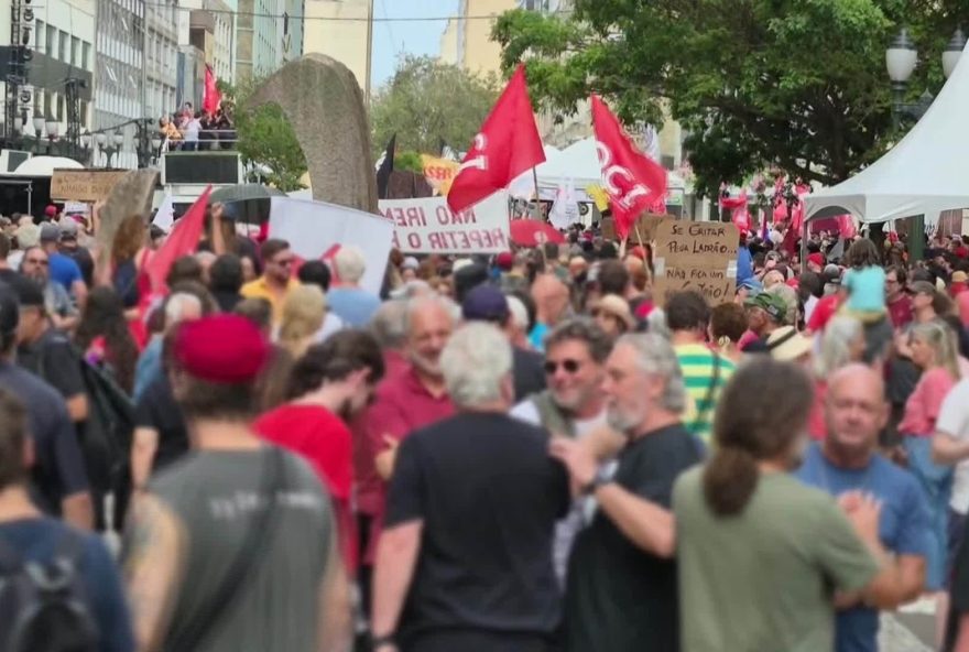 manifestantes-protestam-contra-pl-da-dosimetria-em-curitiba manifestantes-protestam-contra-pl-da-dosimetria-em-curitiba