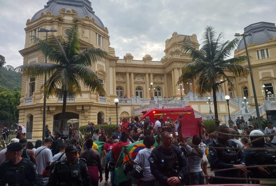 manifestantes-protestam-no-palacio-guanabara-contra-operacao-policial-no-rio-de-janeiro manifestantes-protestam-no-palacio-guanabara-contra-operacao-policial-no-rio-de-janeiro