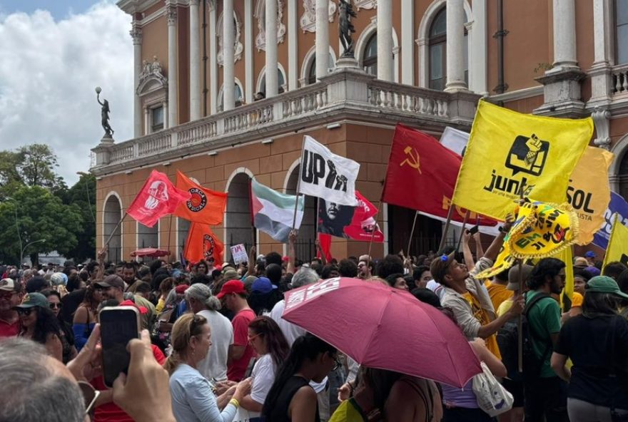 manifestantes-se-reunem-contra-pec-da-blindagem-e-pl-da-anistia-em-belem3A-ato-musical-com-artistas-paraenses