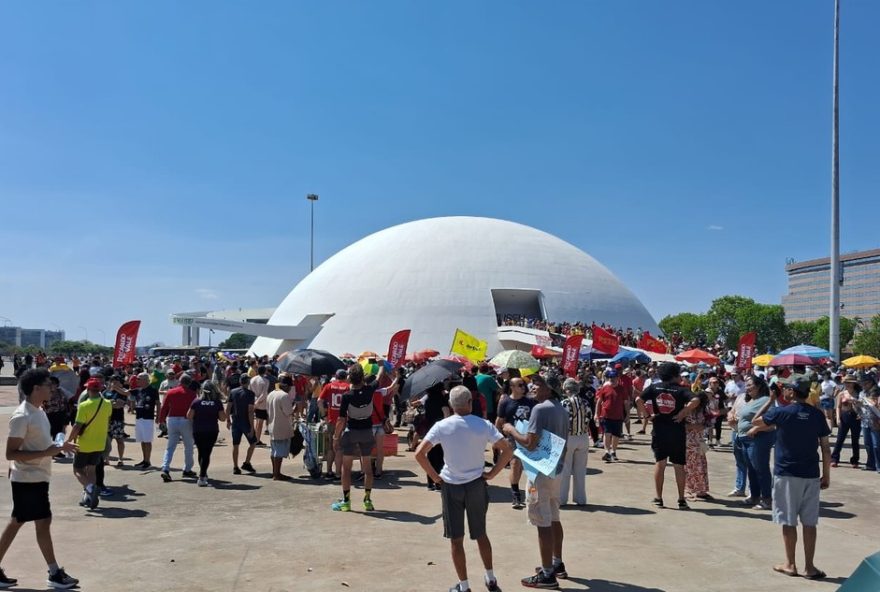 manifestantes-se-reunem-em-brasilia-contra-a-pec-da-blindagem-e-o-pl-da-anistia
