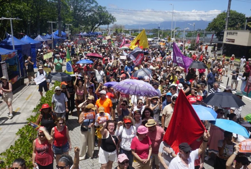 manifestantes-se-reunem-em-florianopolis-contra-pl-da-dosimetria-neste-domingo manifestantes-se-reunem-em-florianopolis-contra-pl-da-dosimetria-neste-domingo