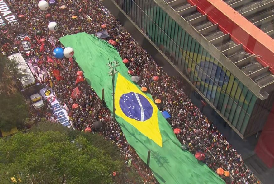 manifestantes-se-reunem-em-frente-ao-masp-contra-pec-da-blindagem-e-anistia3A-ato-pela-democracia-e-justica